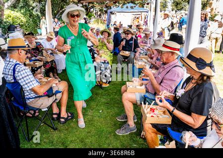 Leute in Art déco-Kostümen genießen das Tremain Gatsby Picknick auf den unteren Rasenflächen, Napier Art Deco Festival, Napier, Hawke's Bay, Neuseeland Stockfoto