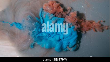 Glitzernde Wolkenmischung. Tintenhintergrund. Defokussierte weiße orange blaue Farbe heller Rauch Spritzer flüssige Textur verbreitet sich auf Bokeh Kunst Abstraktion. Stockfoto