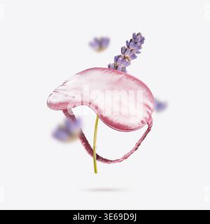 Lavendel getrocknete Blumen mit rosa Seidenschlafmaske, die auf hellgrauem Hintergrund fliegt. Minimalistisches kreatives Konzept von Schlafensroutine, Schlafqualität, rel Stockfoto