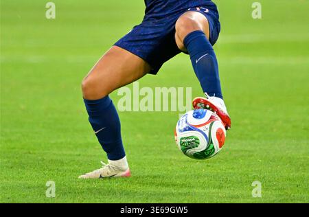 24. Oktober 2025, Fußball: Ball und Beine, Adidas Trionda, der offizielle Ball der FIFA Fussball-Weltmeisterschaft 2026 in den USA, Mexiko und Kanada Stockfoto