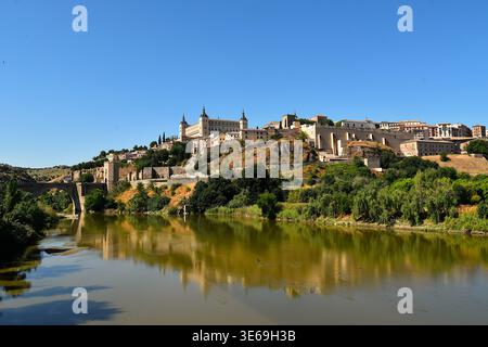 Die Stadt Toledo in Spanien mit Blick auf den Fluss Tejo Stockfoto