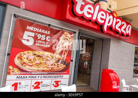 Fuengirola Spanien, Andalusien, Telepizza Restaurant Außen Pizza zum Mitnehmen an der Ladenfront Werbespot mediana 5,95 Euro Menü Angebot Käse Pizza Essen Stockfoto