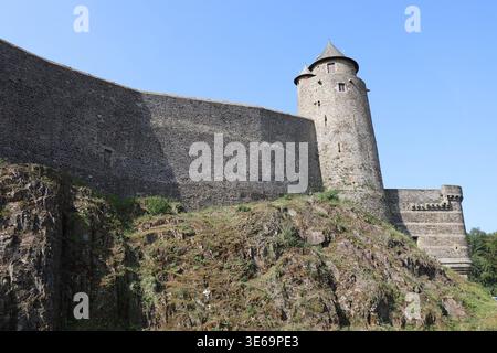 Die Burg Fougères, eine mittelalterliche Burg, befindet sich in der Stadt Fougères im Département Ille-et-Vilaine in der Bretagne, Frankreich. Stockfoto
