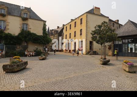 Der Marktplatz, das Dorf Rochefort-en-Terre, das Departement Morbihan, Bretagne, Frankreich Stockfoto