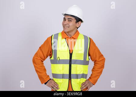 Professioneller Baumeister im Schutzhelm mit Händen auf Hüften Stockfoto