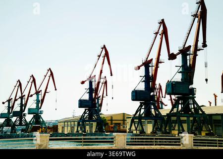Seecontainerterminal. Schiffskrane laden mehr Frachtcontainer auf ein Frachtschiff. Die Behälter im Lagerbereich. Transport von Fracht auf See Stockfoto