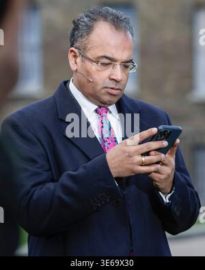 Krishnan Guru-Murthy, britischer Journalist, tv-Moderator und Channel 4 News Moderator, Westminster, London, Großbritannien Stockfoto