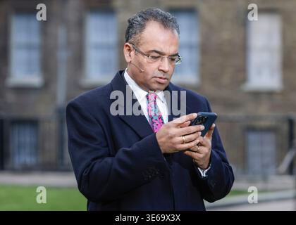 Krishnan Guru-Murthy, britischer Journalist, tv-Moderator und Channel 4 News Moderator, Westminster, London, Großbritannien Stockfoto