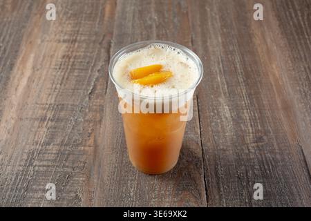 Blick auf einen pfirsichfarbenen Ingwerfrucht-Tee. Stockfoto