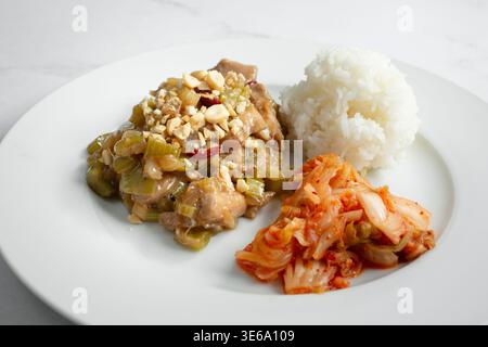Ein Blick auf eine Vorspeise mit Kung Pao Huhn. Stockfoto