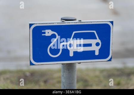 Offizielles Verkehrsschild für Batterieladestellen und Parkzonen für Elektrofahrzeuge, das eine nachhaltige grüne Verkehrsinfrastruktur innerhalb eines Monats markiert Stockfoto