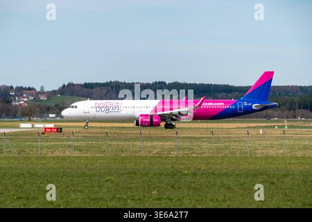 Memmingerberg, Memmingen, Bayern, Deutschland - 5. April 2026: Ein Wizz Air Airbus A321neo fährt mit dem Taxi zur Startposition am Allgäuer Flughafen Memmingen. Die Fluggesellschaft verbindet den Regionalflughafen Schwaben mit zahlreichen Zielen in Osteuropa *** ein Airbus A321neo der Wizz Air rollt auf dem Allgäu Airport Memmingen zur Startposition. Die Airline verbindet den Regionalflughafen in Schwaben mit zahlreichen Zielen in Osteuropa Stockfoto