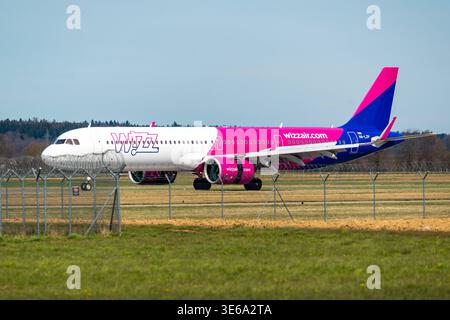 Memmingerberg, Memmingen, Bayern, Deutschland - 5. April 2026: Ein Wizz Air Airbus A321neo fährt mit dem Taxi zur Startposition am Allgäuer Flughafen Memmingen. Die Fluggesellschaft verbindet den Regionalflughafen Schwaben mit zahlreichen Zielen in Osteuropa *** ein Airbus A321neo der Wizz Air rollt auf dem Allgäu Airport Memmingen zur Startposition. Die Airline verbindet den Regionalflughafen in Schwaben mit zahlreichen Zielen in Osteuropa Stockfoto