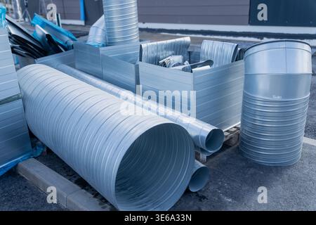Galvanisierte Lüftungskanäle und Blechluftleitungen stapelbar auf der Industriebau und präsentieren Heizungs-/Lüftungs-/Lüftungs-/Lüftungs-/Lüftungs-/Lüftungskanäle für moderne Heizungs-/Lüftungsanlagen Stockfoto