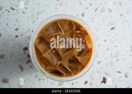 Ein Blick von oben auf ein Chagacchino-Getränk. Stockfoto