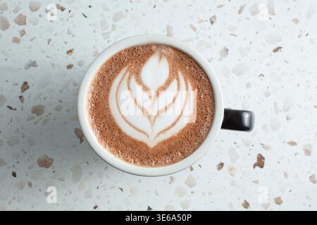 Ein Blick von oben auf eine Tasse heiße Schokolade mit Latte Art. Stockfoto