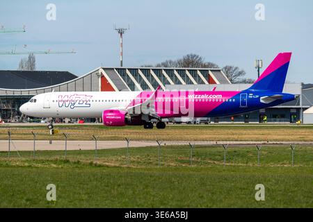 Memmingerberg, Bayern, Deutschland - 5. April 2026: Ein Wizz Air Airbus A321neo Taxis auf dem Vorfeld am Allgäuer Flughafen Memmingen. Die Billigfluggesellschaft nutzt den Standort Schwaben als wichtigen Drehkreuz für Verbindungen nach Osteuropa *** ein Airbus A321neo der Wizz Air rollt auf dem Vorfeld des Allgäu Airport Memmingen. Die Billigfluglinie nutzt den Standort in Schwaben als wichtiges Drehkreuz für Verbindungen nach Osteuropa Stockfoto