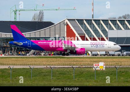 Memmingerberg, Bayern, Deutschland - 5. April 2026: Ein Wizz Air Airbus A321neo Taxis auf dem Vorfeld am Allgäuer Flughafen Memmingen. Die Billigfluggesellschaft nutzt den Standort Schwaben als wichtigen Drehkreuz für Verbindungen nach Osteuropa *** ein Airbus A321neo der Wizz Air rollt auf dem Vorfeld des Allgäu Airport Memmingen. Die Billigfluglinie nutzt den Standort in Schwaben als wichtiges Drehkreuz für Verbindungen nach Osteuropa Stockfoto
