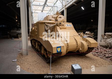 Cambridge, UK - 7. April 24: Britische Panzerpanzer in einer Ausstellung im Zweiten Weltkrieg im IWM Duxford, Cambridgeshire. Stockfoto