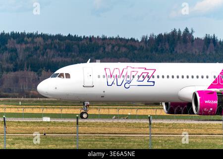 Memmingerberg, Bayern, Deutschland - 5. April 2026: Nahaufnahme des Cockpits und der Flugzeugnase eines Wizz Air Airbus A321neo am Allgäuer Flughafen Memmingen. Die Billigfluggesellschaft bedient hauptsächlich Ziele im Osten von ihrem Standort in Schwaben *** Nahaufnahme des Cockpits und der Flugzeugnase eines Airbus A321neo der Wizz Air auf dem Allgäu Airport Memmingen. Die Billigfluggesellschaft bedient vom Standort Schwaben aus primär Ziele im Osten Stockfoto