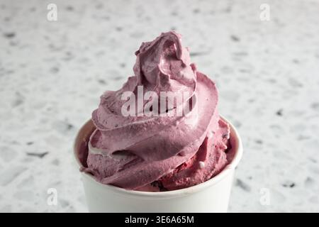 Ein Blick auf ein gemischtes Beereneis in einer Tasse. Stockfoto
