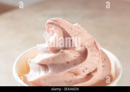 Eine Nahaufnahme eines Erdbeereises in einer Tasse. Stockfoto