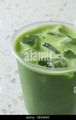 Eine Nahaufnahme eines gefrorenen Matcha Latte. Stockfoto