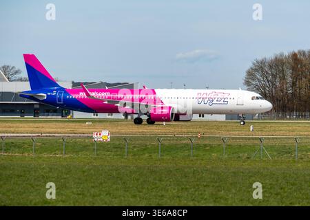 Memmingerberg, Bayern, Deutschland - 5. April 2026: Ein Wizz Air Airbus A321neo Taxis auf dem Vorfeld am Allgäuer Flughafen Memmingen. Die Billigfluggesellschaft verbindet hauptsächlich den bayerischen Regionalflughafen mit Zielen in Osteuropa *** ein Airbus A321neo der Wizz Air rollt auf dem Vorfeld des Allgäu Airport Memmingen. Die Billigfluggesellschaft verbindet den bayerischen Regionalflughafen schwerpunktmäßig mit Zielen in Osteuropa Stockfoto