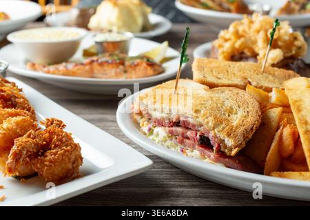 Blick auf eine Gruppe von Restaurant-Hauptgerichten. Stockfoto