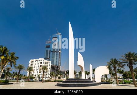 Jeddah, Saudi-Arabien - 11. Februar 2026: Die Möwe, eine moderne weiße Skulptur des Al-Nawras Platzes an der Jeddah Corniche Uferpromenade mit Palmen Stockfoto