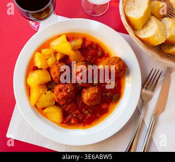 Albondigas Fleischbällchen mit Gemüsesalsa und Kartoffelgarnitur Stockfoto