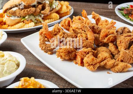 Ein Blick auf einen Probiertisch mit Meeresfrüchten und andere cajun-Hauptgerichte. Stockfoto