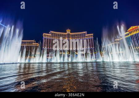 Nahaufnahme der Bellagio Brunnenshow bei Nacht mit beleuchtetem Hotel und Wasserdüsen im Hintergrund. Las Vegas. USA. Stockfoto