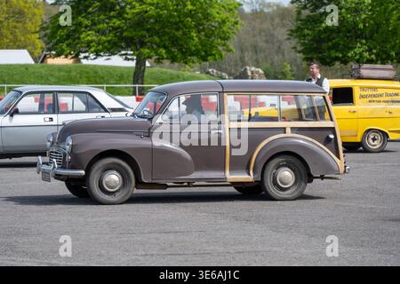 Beaulieu, Großbritannien - 12. April 24: Oldtimer mit Holzverkleidung auf einer Demonstrationsstrecke im National Motor Museum, Beaulieu, Hampshire, Engl Stockfoto