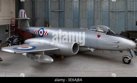 Cambridge, Großbritannien - 7. April 24: Silberne Nachkriegsflugzeuge im Imperial war Museum Duxford, die das Design des frühen Jet Age und die RAF mar hervorheben Stockfoto