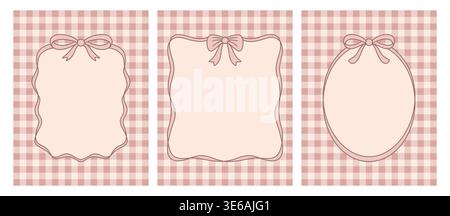 Pinkfarbene Gingham-Rahmenvorlagen, Set mit Schleifen. Niedliche leere Etikettenkarten für Hochzeitseinladungen, Babyduschen und Scrapbooking. Hintergrund In Pastellfarben Mit Karomuster Stock Vektor