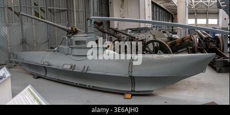 Cambridge, UK - 7. April 24: Biber Deutsches ein-Mann-U-Boot in einem Museumssaal in Duxford, Cambridgeshire, England. Stockfoto