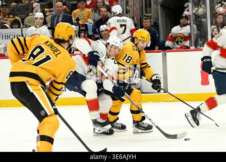 Pittsburgh, Usa. April 2026. Pittsburgh Penguins Center Tommy Novak (18) führt die Puckfront des Florida Panthers Centers Eetu Luostarinen (27) an Pittsburgh Penguins Center Ben Kindel (81) während der dritten Phase des Pens 5-2-Sieges in der PPG Paints Arena in Pittsburgh am Sonntag, den 5. April 2026. Foto von Archie Carpenter/UPI. Quelle: UPI/Alamy Live News Stockfoto