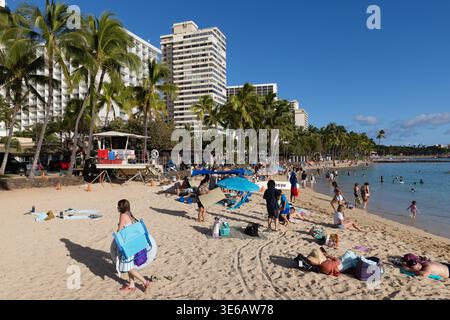 Strandszene mit Rettungsschirmturm und vom Hotel gesäumter Küste in Waikiki, Honolulu, Oahu, Hawaii, USA Stockfoto