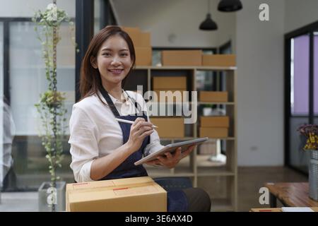 Attraktive asiatische Unternehmerin Business Frau Blick in die Kamera Stockfoto