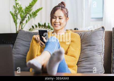 Porträt einer asiatischen Frau, die mit einem Freund online in der mobilen Chat-App mit Smartphone-Video-Chat-Anwendung chattet Stockfoto