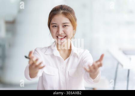 Schöne asiatische Frau mit Videoanruf-Anwendung. Blogger, Videokonferenz, komfortables Nutzungskonzept Stockfoto