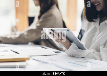 Analytics Intelligence-Konzept. Eine Gruppe von Geschäftsleuten bespricht bei der Besprechung aktuelle Finanz- und Wirtschaftsunterlagen für Investitionen Stockfoto