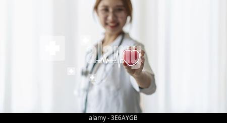 Kardiologe mit rotem Herz in Privatklinik. Medizintechnik Diagnostik von Herz-Konzept Stockfoto
