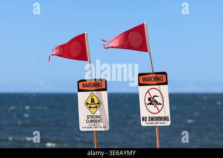 Warnschilder und Warnsignale für starke Strömungen und kein Schwimmen, North Shore, Oahu, Hawaii, USA Stockfoto