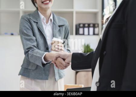 Geschäftsleute geben Geschäftspartnern die Hand. Erfolgreiches Geschäftskonzept. Hand-nach-Geschäft-Konzept Stockfoto