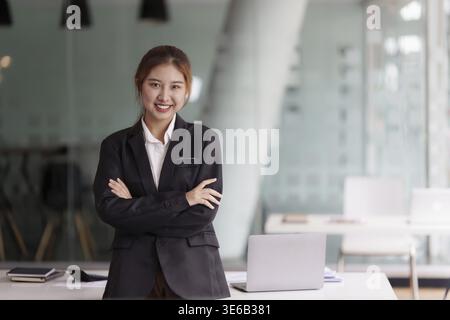 Schöne junge asiatische Geschäftsfrau im Büro Stockfoto