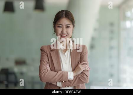 Schöne asiatische Geschäftsfrau, die sich ein lehrreiches Webinar auf Laptop ansieht. Finanzierungskonzept Stockfoto