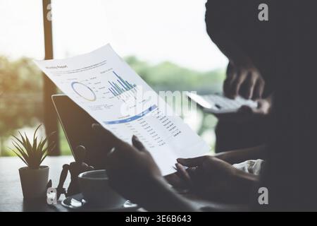 Geschäftsteam diskutiert gemeinsam während der Besprechung im Büro. Kollegen arbeiten beim Einkaufen von Geschäftsideen. Brainstorming und Ideenkonzept Stockfoto