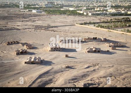 Weite Sicht auf die adobe-Ruinen in der Wüstenebene in der Nähe von Yazd, Iran, Teil der Landschaft der Türme der Stille (Dakhma), mit verstreuten Kuppelbauten, ari Stockfoto